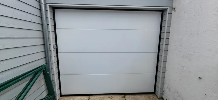 Porte de garage blanche — vue 1