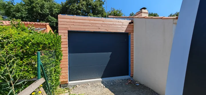 Porte de garage anthracite et bardage bois — vue 1