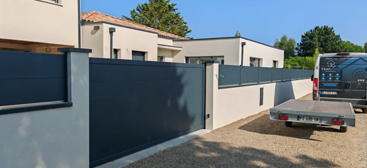 Portail et clôture anthracite — maison contemporaine — vue 1