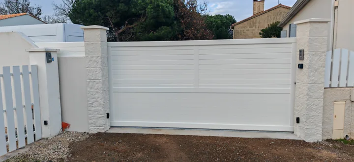 Portail blanc ouvert et fermé — vue 1