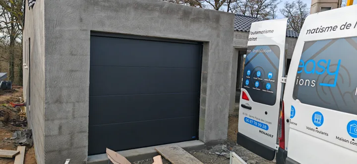 Porte de garage anthracite — façade brute — vue 1
