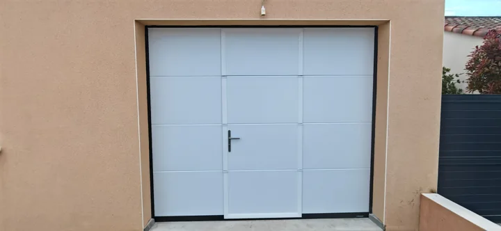 Porte de garage avec portillon — vue 1