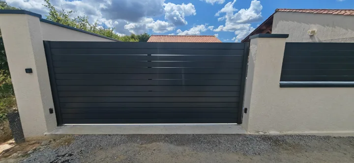 Portail et clôture anthracite à lames horizontales — vue 1