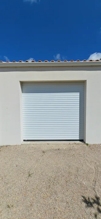 Fermeture de garage blanche enroulable — vue 1