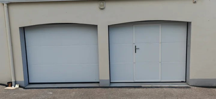 Deux portes de garage blanches — vue 1