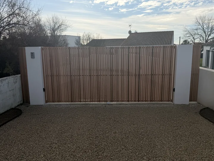 Portail aspect bois, motorisation et accès — vue 1