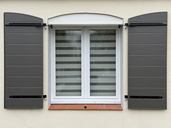 Volets battants gris — vue 1