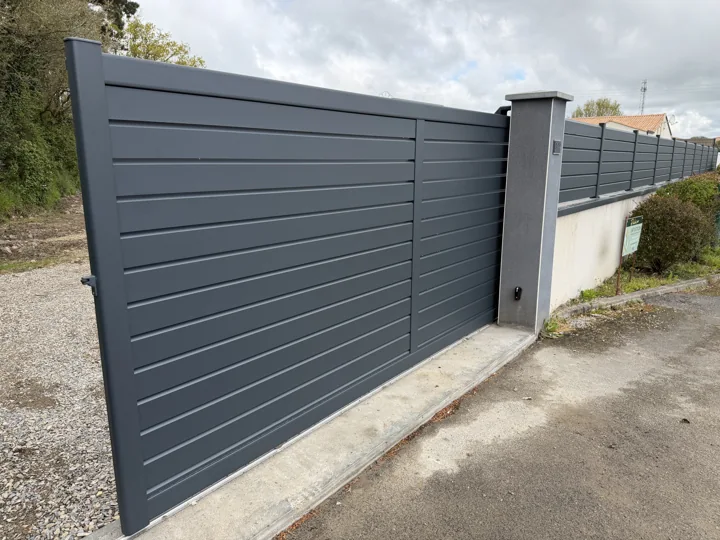 Portail gris et longue clôture assortie — vue 1