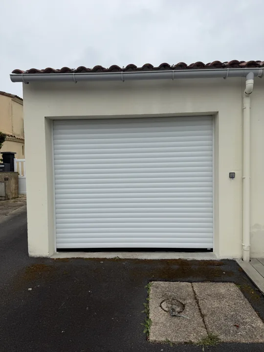 Fermeture enroulable blanche — autre façade — vue 1