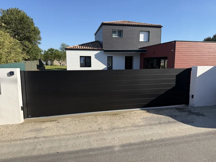 Portail noir — maison à étage — vue 1