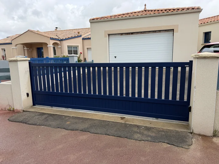 Portail bleu ajouré — vue 1