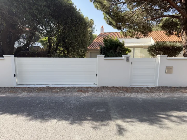 Ensemble blanc : portail, clôture, portillon et visiophone — vue 1