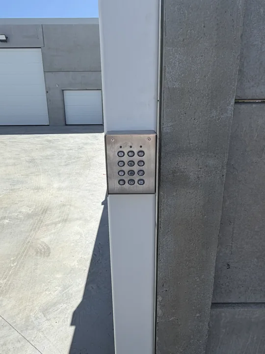 Clavier à code installé sur un montant métallique